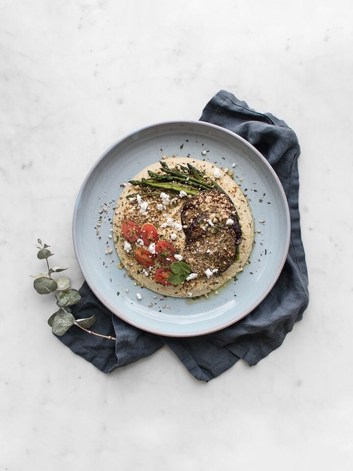 This Hummus topped with Dukkah is the creamiest, full-bodied and zingiest you’ll ever taste. With a topping of Dukkah and grilled vegetables you can enjoy it as an appetizer, or meal. #BeautifulFood #Vegetarian #Hummus #EasyDinner #Healthy