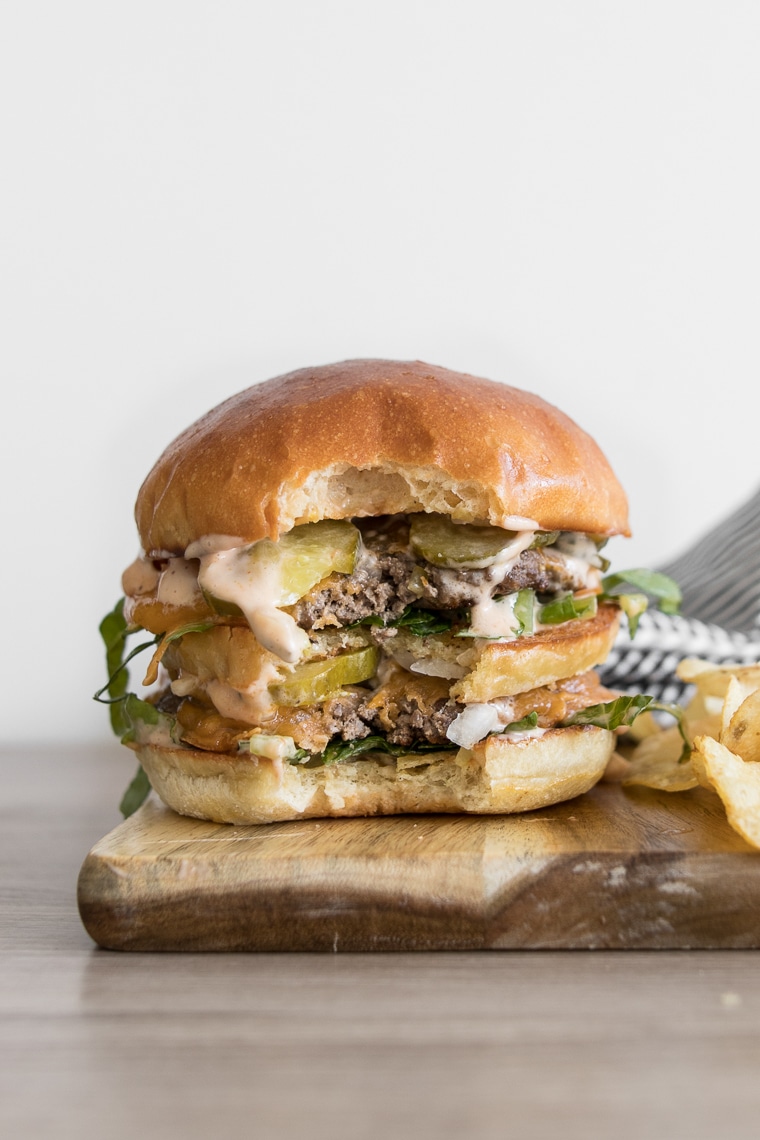 Nahaufnahme des Cheeseburgers mit herausgenommenem Bissen