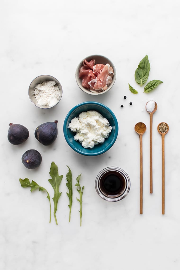 Ingredients to make fig and prosciutto pizza